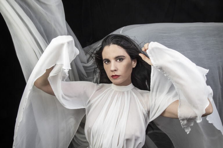 JAVIERA MENA LANZA SU NUEVO DISCO “INMERSIÓN” EN VINILO