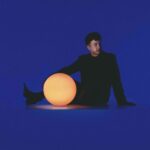 Lainus estrena “Fino” junto a un videoclip estilo vaporwave que transforma la música en movimiento